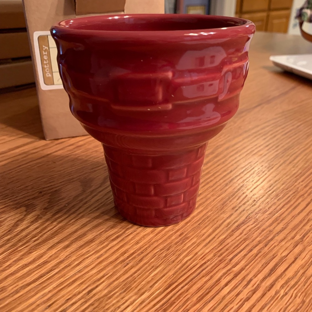 Longaberger Ice Cream Cone dish. NIB